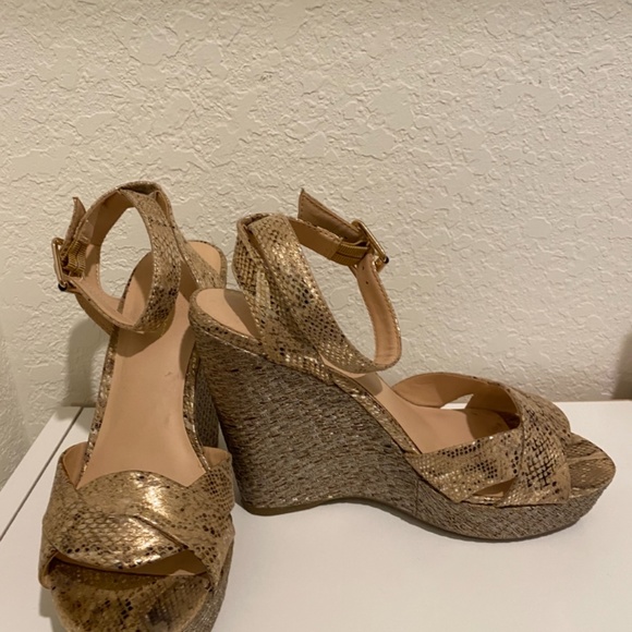 Gold Platform - Picture 2 of 4